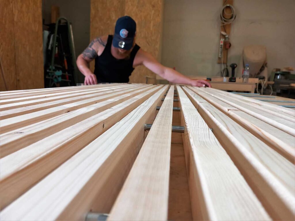 Die Wand- und Ausstellungselemente werden zusammengebaut.