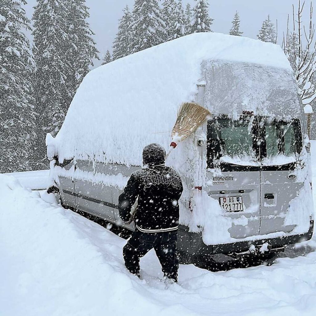 Wegen des vielen Schnees musste das Auto zuerst ausgebuddelt werden, bevor es zurück ins Unterland ging.