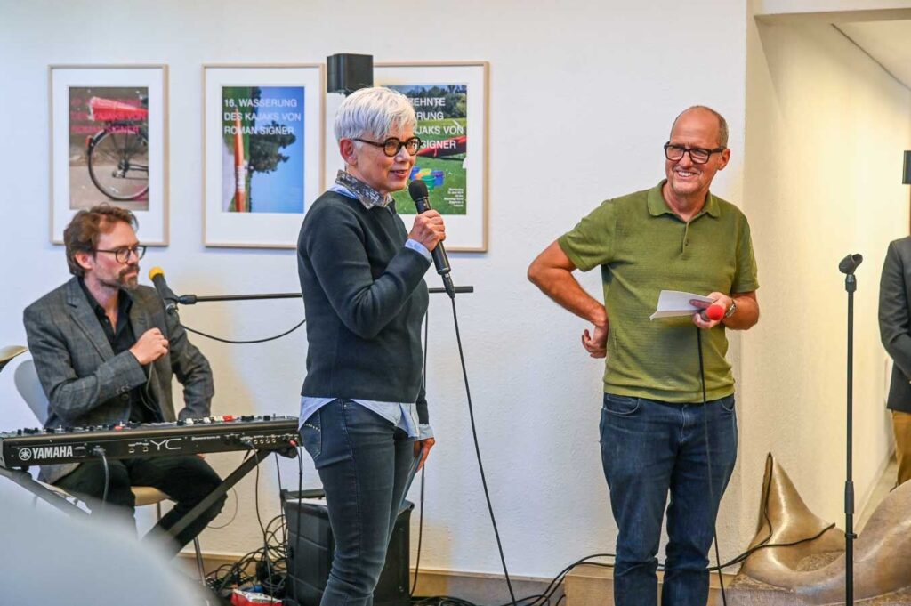Regine Frey (Leitung Öffentlichkeitsarbeit) und Daniel Aeberhard (Co-Geschäftsleitung) führen durch den ersten Teil des Anlasses.